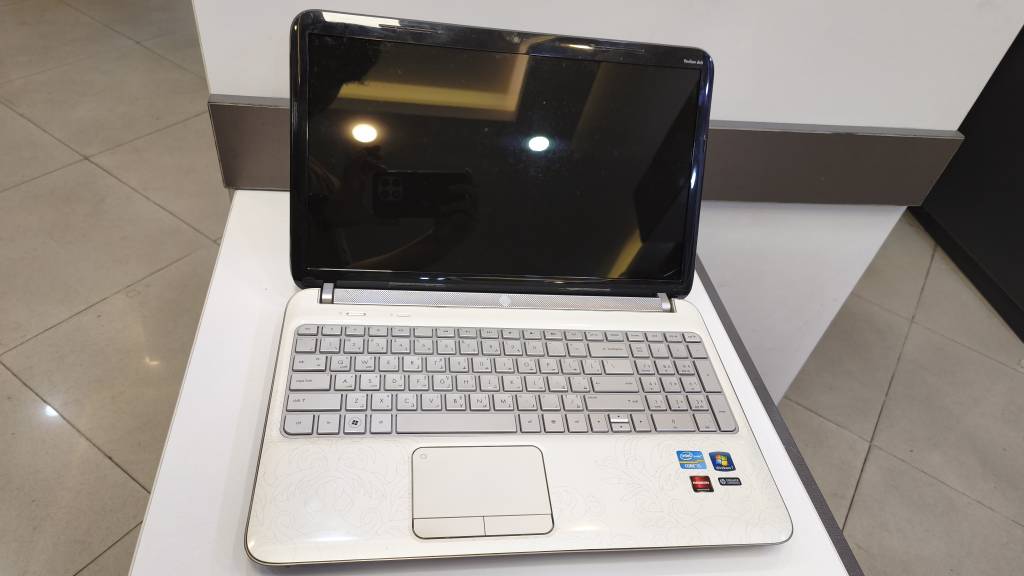 لپ تاپ ۱۵.۶ اینچ اچ پی HP Pavilion dv6 سری ۶۰۰۰ سفید طرح دار - پردازنده Core i5، گرافیک مجزا رادئون، استوک تمیز
